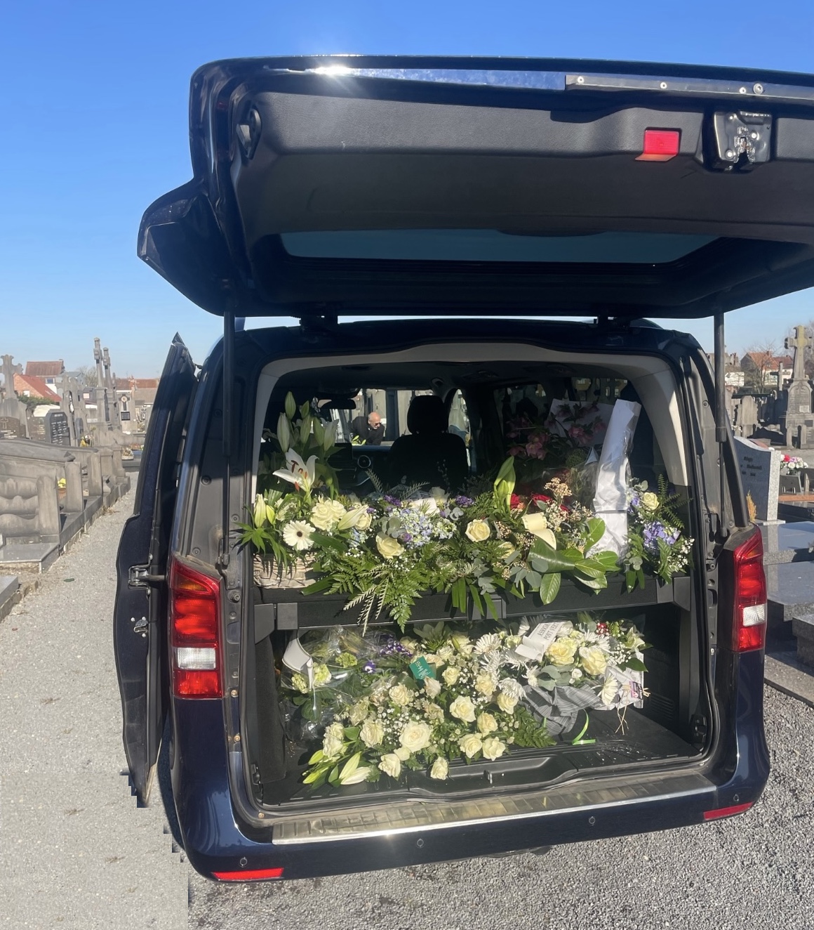 Fleurs dans camion transport funéraire pour convoi corbillard