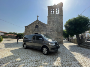 Camion devant une église à Castelo Branco au portugal